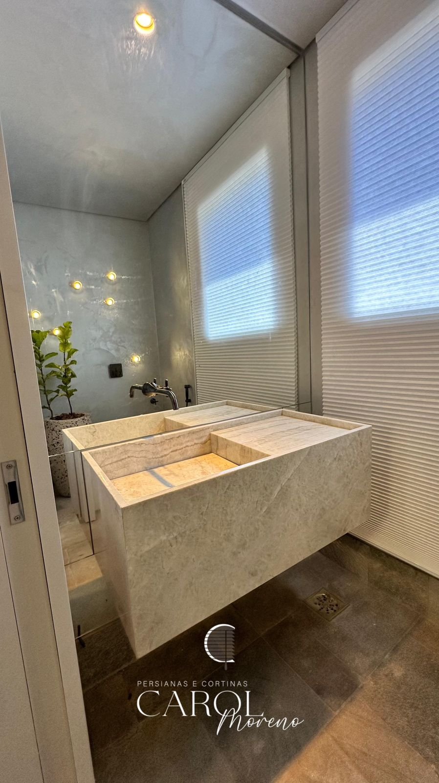 Persiana ao lado de prateleiras