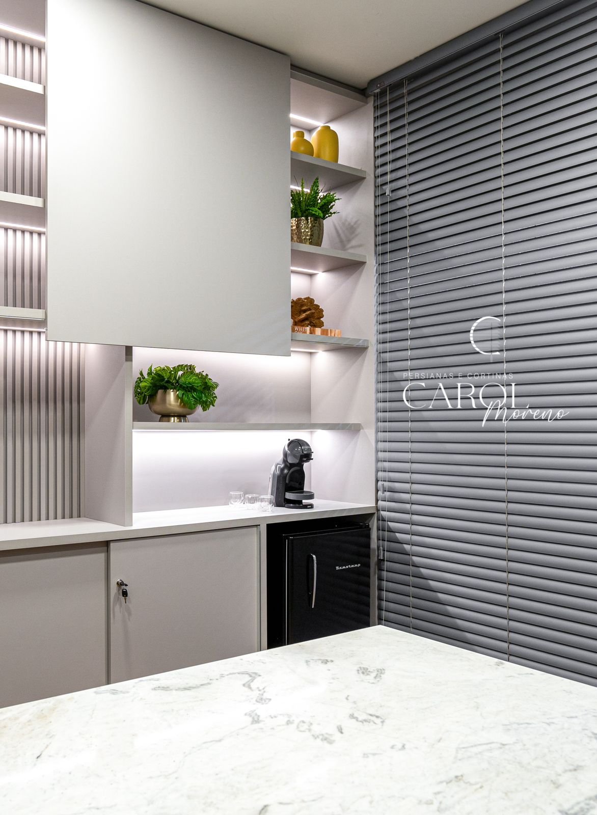 Banheiro com persiana celular