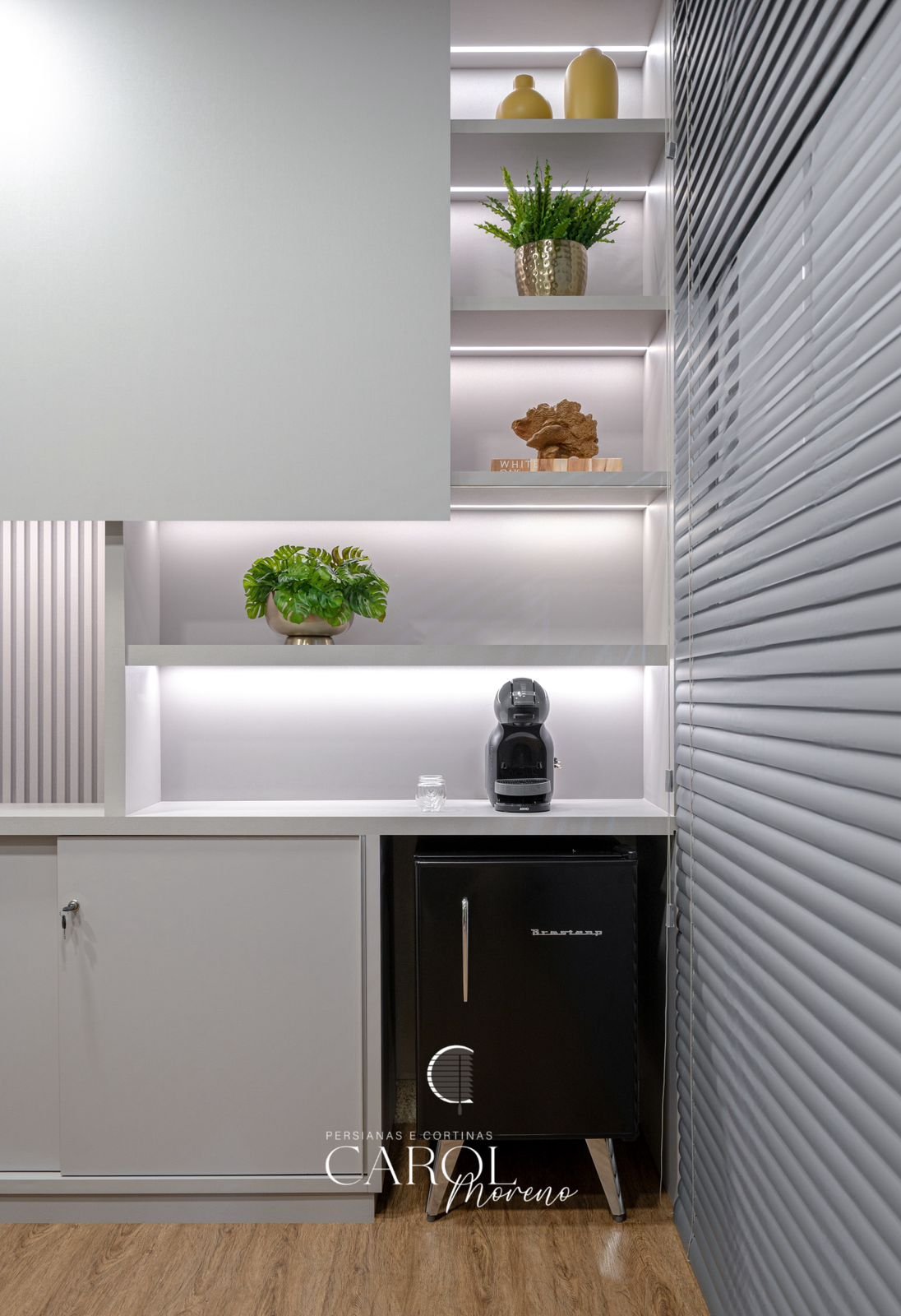 Cozinha com persiana horizontal