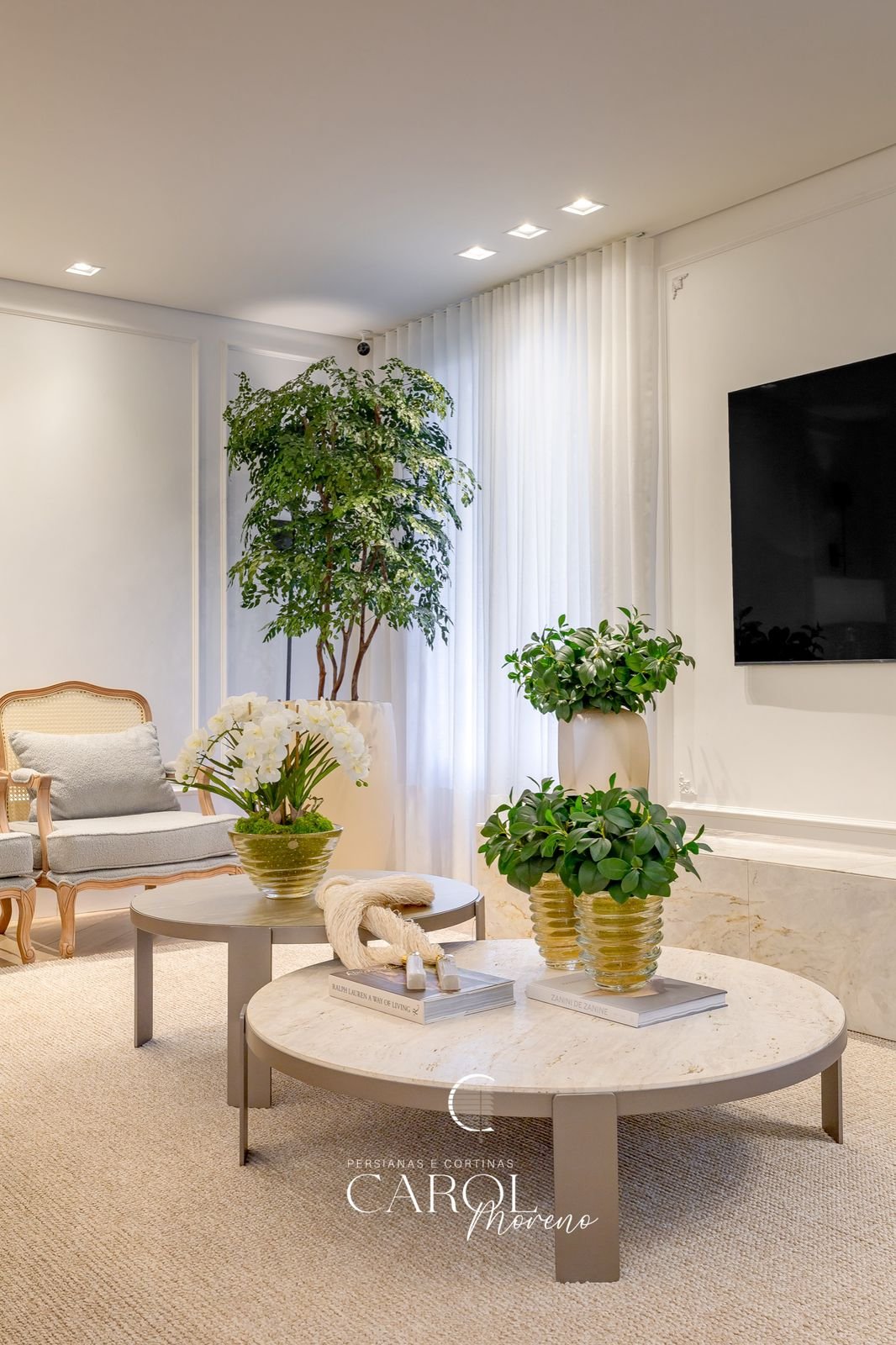 Sala de estar com decoração sofisticada e persianas plissadas